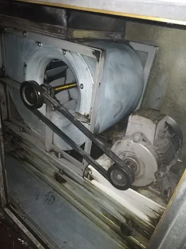 Açılmış aspiratör kabininde salyangoz fan çarkı, kayış kasnak ve elektrik motoru