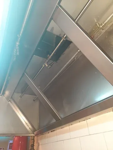 Temizlik sonrası lekesiz parlayan paslanmaz çelik endüstriyel mutfak davlumbazı
