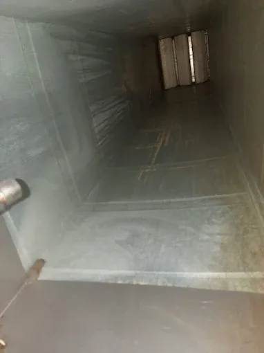 Temizlik sonrası içi tertemiz, metal rengine dönmüş galvaniz havalandırma kanalı