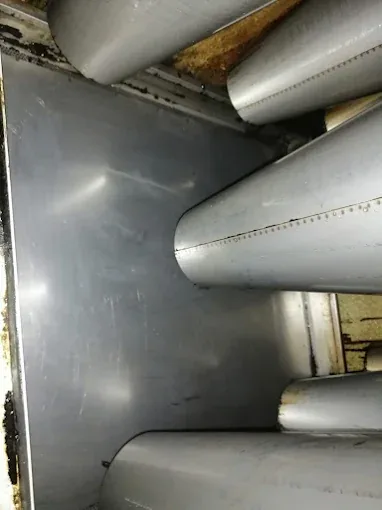 Temizlenmiş kanal içinde yağ kalmamış boru ve birleşim detayı
